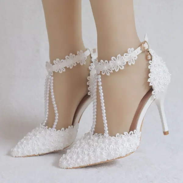 Charmant Blanche Chaussure De Mariée 2018 Faux Diamant Bride Cheville En Dentelle Perle Gland 9 cm Talons Aiguilles À Bout Pointu Mariage Talons Hauts