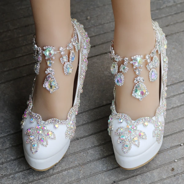 Glittrande Vita Brudskor 2018 Rhinestone Kristall Pande Zote Toe Bröllop Kilklackar Sandaler