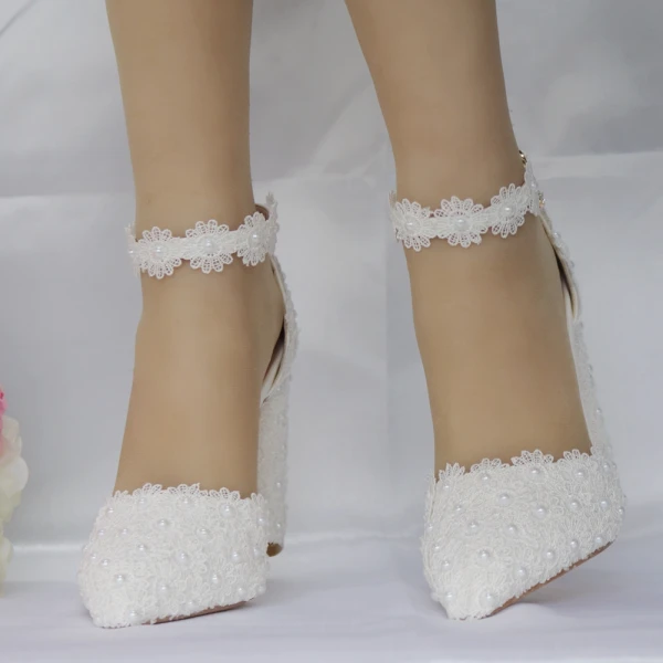 Schöne Weiß Brautschuhe 2018 Spitze Blumen Perle Knöchelriemen 8 cm Thick Heels Spitzschuh Hochzeit Hochhackige