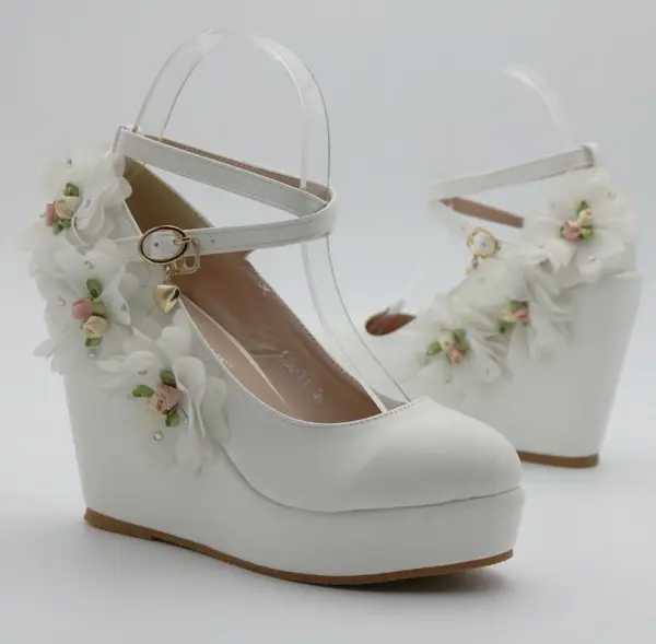 Modern / Fashion White Outdoor / Garden Womens Shoes 2018 Appliques Rhinestone Ankle Strap 9 cm Wedges Round Toe