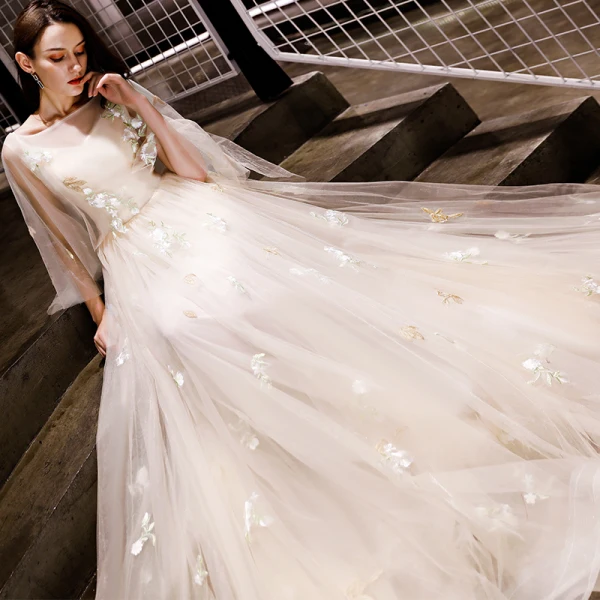 Modern / Fashion Champagne Evening Dresses 2019 A-Line / Princess Appliques Scoop Neck Backless Court Train Formal Dresses