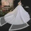 Simple Haut de Gamme Blanche Glitter Robe De Mariée 2021 Robe Boule Encolure Dégagée Manches Courtes Dos Nu Noeud Royal Train Mariage