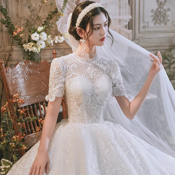 Élégant Haut de Gamme Ivoire Robe Boule Robe De Mariée 2021 Encolure Dégagée Perlage En Dentelle Fleur Manches Courtes Dos Nu Royal Train Mariage