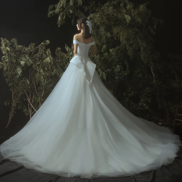 Elegant Elfenben Brudekjoler 2019 Prinsesse Av Skulderen Korte Ermer Ryggløse Chapel Train
