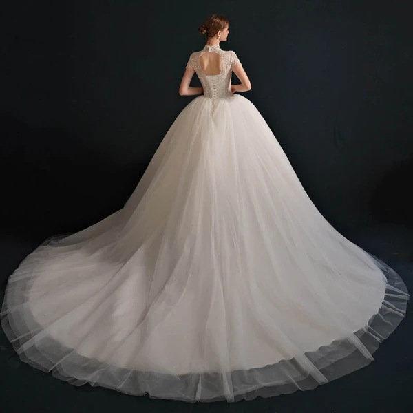 Vintage High End Weiß Ballkleid Brautkleider / Hochzeitskleider 2021 Rundhalsausschnitt Perlenstickerei Perle Strass Kurze Ärmel Rückenfreies Königliche Schleppe Hochzeit