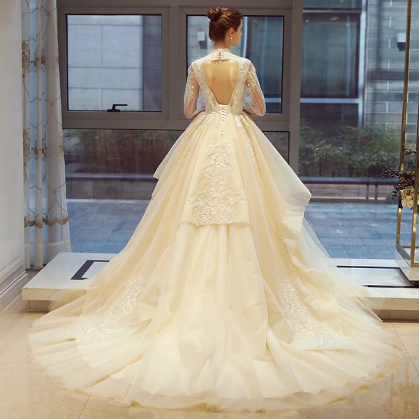 Vintage / Originale Champagne Robe De Mariée 2018 Princesse Dos Nu En Dentelle Fleur Volants en Cascade Col Haut 3/4 Manches Cathedral Train Mariage