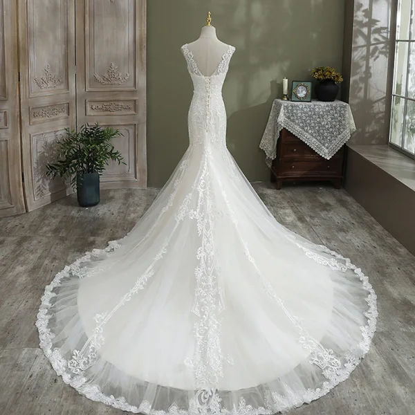Charmant Ivory / Creme Meerjungfrau Brautkleider / Hochzeitskleider 2021 V-Ausschnitt Ärmellos Rückenfreies Spitze Blumen Hof-Schleppe Hochzeit