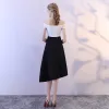 Amazing / Unique Black White Homecoming Graduation Dresses 2018 A-Line / Princess Off-The-Shoulder Backless Sleeveless Knee-Length Formal Dresses