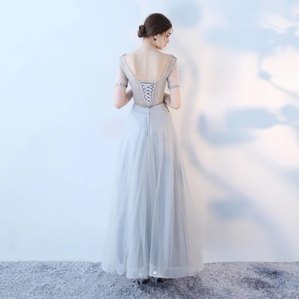 Elegante Grau Abendkleider 2019 A Linie V-Ausschnitt Strass Pailletten Kurze Ärmel Metall Stoffgürtel Rückenfreies Knöchellänge Festliche Kleider