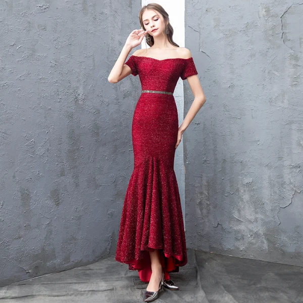Scintillantes Bordeaux Robe De Soirée 2019 Trompette / Sirène De l'épaule Dentelle Paillettes Manches Courtes Dos Nu Ceinture Asymétrique Robe De Ceremonie
