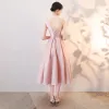 Modest / Simple Blushing Pink Homecoming Graduation Dresses 2019 A-Line / Princess Spaghetti Straps Bow Sleeveless Backless Tea-length Formal Dresses