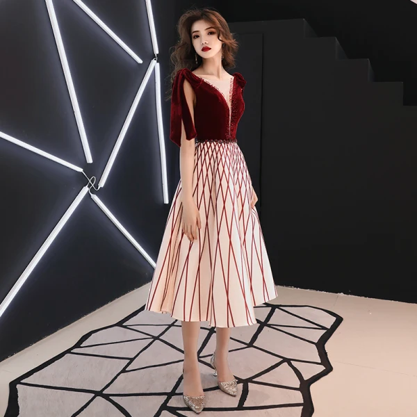 Modern / Fashion Burgundy Homecoming Graduation Dresses 2019 A-Line / Princess Suede Scoop Neck Striped Rhinestone Sleeveless Backless Tea-length Formal Dresses