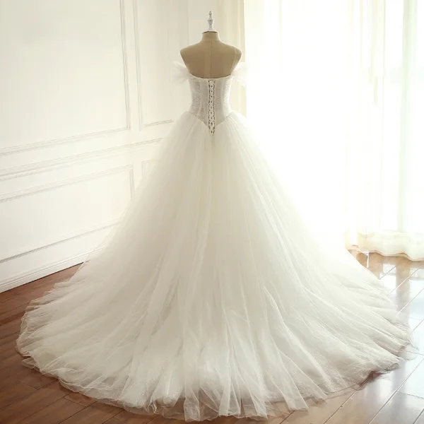 Elegante Weiß Handgefertigt Perlenstickerei Brautkleider 2018 Ballkleid Pailletten Off Shoulder Rückenfreies Ärmellos Kathedrale Schleppe Hochzeit