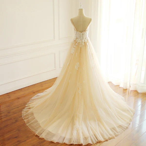 Elegant Champagne Wedding Dresses 2018 A-Line / Princess Beading Lace Appliques Spaghetti Straps Backless Sleeveless Chapel Train Wedding