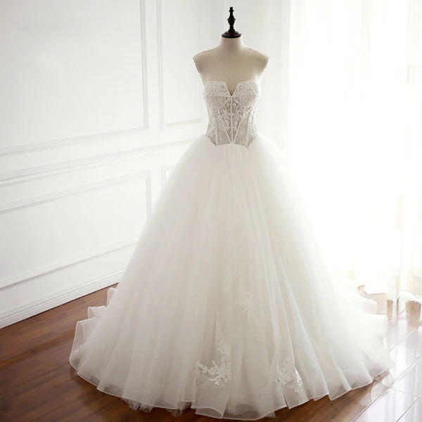Elegant Hvit Puffy Brudekjoler 2018 Ballkjole Blonder Appliques Kjæreste Ryggløse Uten Ermer Cathedral Train Bryllup