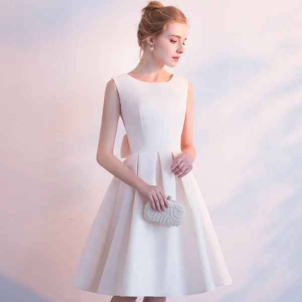 Chic / Beautiful Champagne Homecoming Graduation Dresses 2018 A-Line / Princess Bow Scoop Neck Sleeveless Knee-Length Formal Dresses