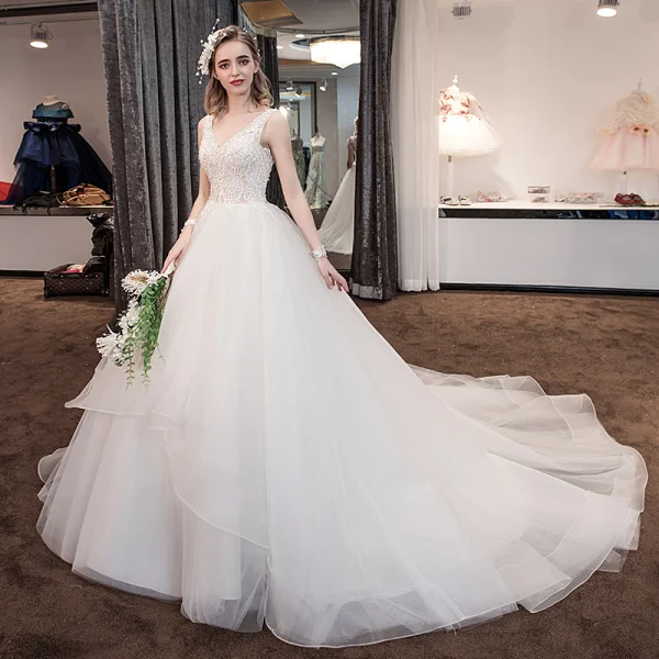 Élégant Champagne Robe De Mariée 2018 Robe Boule En Dentelle Fleur V-Cou Dos Nu Sans Manches Royal Train Mariage