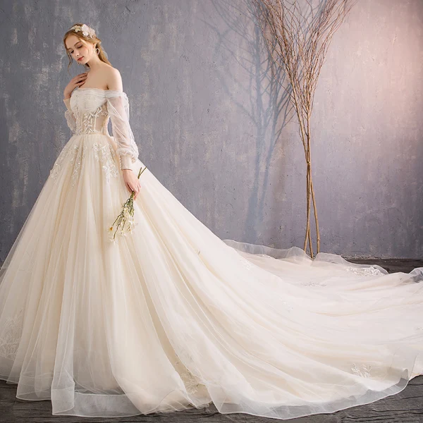 Style Audrey Hepburn Champagne Robe De Mariée 2019 Princesse De l'épaule Perlage Paillettes Perle En Dentelle Fleur 3/4 Manches Dos Nu Royal Train