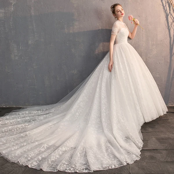 Élégant Ivoire Robe De Mariée 2019 Robe Boule Encolure Dégagée Perlage Cristal En Dentelle Fleur Manches Courtes Dos Nu Cathedral Train
