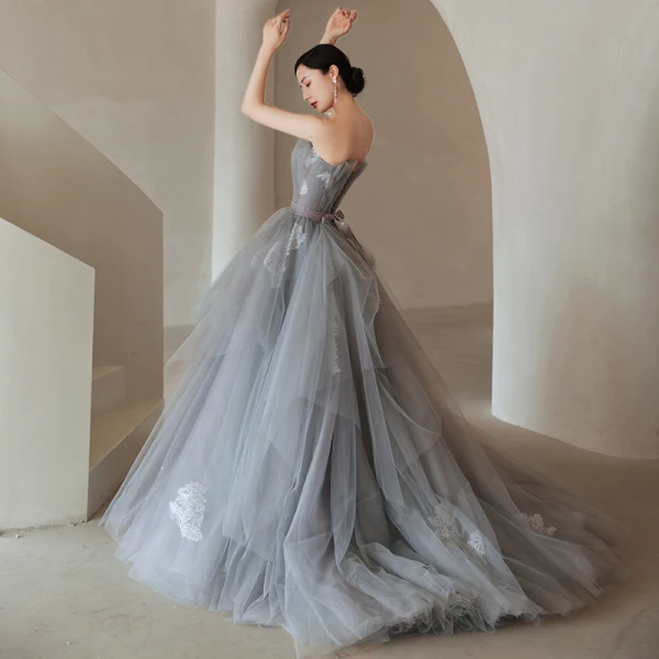 Charmant Grau Ballkleider 2021 A Linie Bandeau Schleife Spitze Blumen Ärmellos Rückenfreies Sweep / Pinsel Zug Ball Festliche Kleider