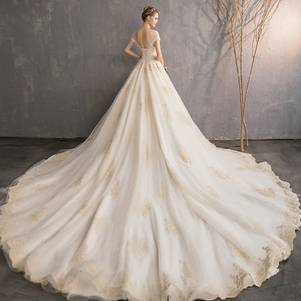 Élégant Champagne Robe De Mariée 2019 Princesse Encolure Dégagée Volants Perlage Perle En Dentelle Fleur Manches Courtes Dos Nu Royal Train
