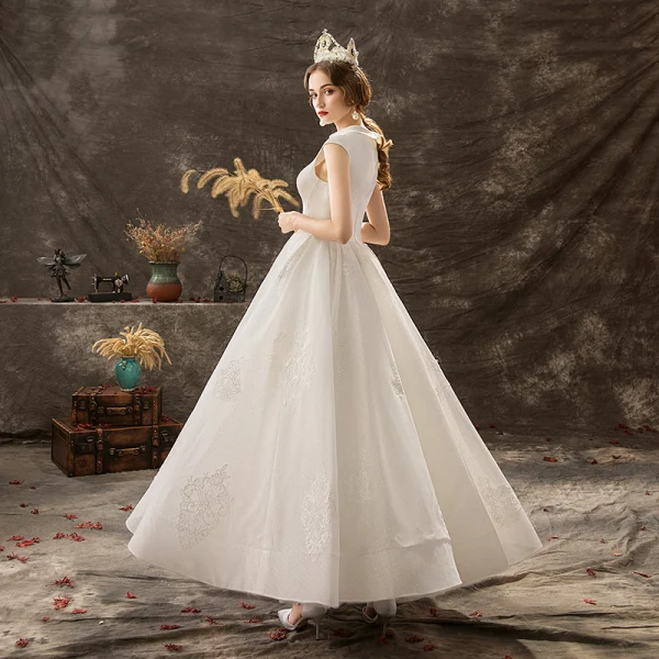Élégant Couleur Unie Ivoire Robe De Mariée 2019 Princesse Encolure Dégagée Sans Manches En Dentelle Longue