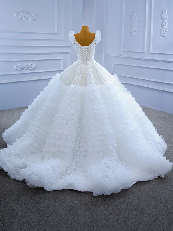 Luxus / Herrlich Weiß Plissee Spitze Blumen Brautkleider / Hochzeitskleider 2021 Ballkleid Eckiger Ausschnitt Perlenstickerei Pailletten Ärmellos Rückenfreies Kapelle-Schleppe Hochzeit