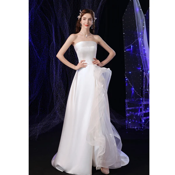 Charmant Blanche Volants en Cascade Plage Légère Robe De Mariée 2021 Princesse Satin Bustier Sans Manches Dos Nu Fendue devant Train De Balayage Mariage