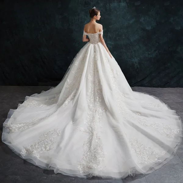 Style Audrey Hepburn Ivoire Robe De Mariée 2019 Princesse De l'épaule Paillettes Cristal En Dentelle Fleur Manches Courtes Dos Nu Cathedral Train