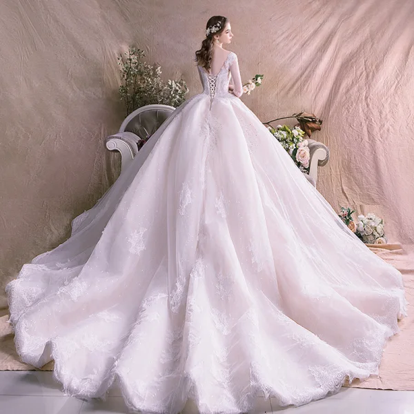 Luxe Champagne Trouwjurken 2019 A lijn Ronde Hals Kralen Parel Rhinestone Kant Bloem Lange Mouwen Ruglooze Cathedral Train