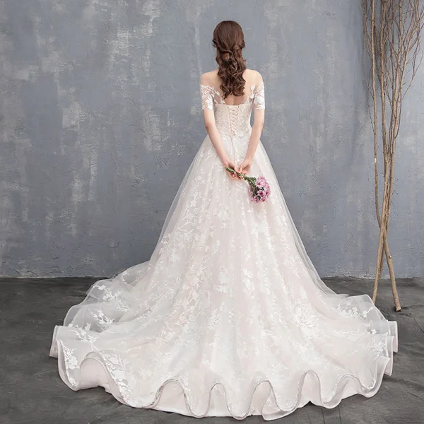 Élégant Champagne Robe De Mariée 2018 Princesse En Dentelle Appliques Encolure Dégagée Dos Nu Manches Courtes Chapel Train Mariage