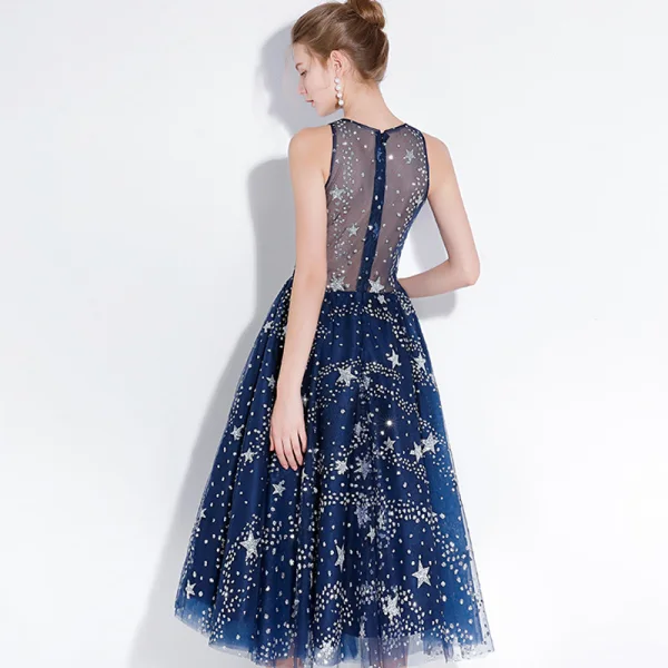 Scintillantes Bleu Marine de retour Robe De Soirée 2018 Princesse Thé Longueur Glitter Étoile Encolure Dégagée Transparentes Sans Manches Robe De Ceremonie