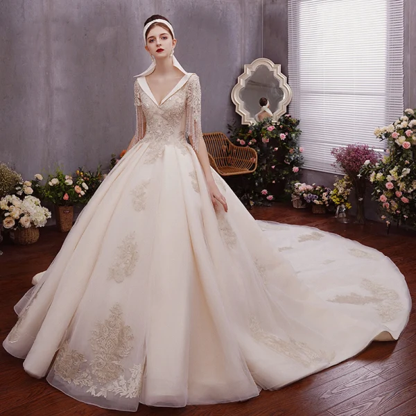 Charmant Champagner Brautkleider / Hochzeitskleider Ballkleid 2019 Tiefer V-Ausschnitt Perlenstickerei Quaste Perle Spitze Blumen Pailletten Kurze Ärmel Rückenfreies Königliche Schleppe