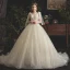 Elegante Champagne Trouwjurken 2019 A lijn V-Hals Kralen Parel Kant Bloem Mouwloos Ruglooze Cathedral Train