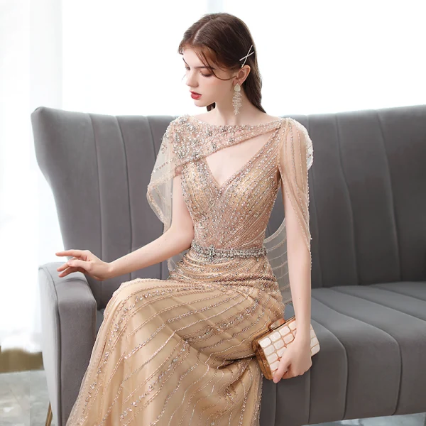 Haut de Gamme Champagne Fait main Perlage Faux Diamant Robe De Soirée 2021 Trompette / Sirène V-Cou Sans Manches Dos Nu Train De Balayage Robe De Ceremonie