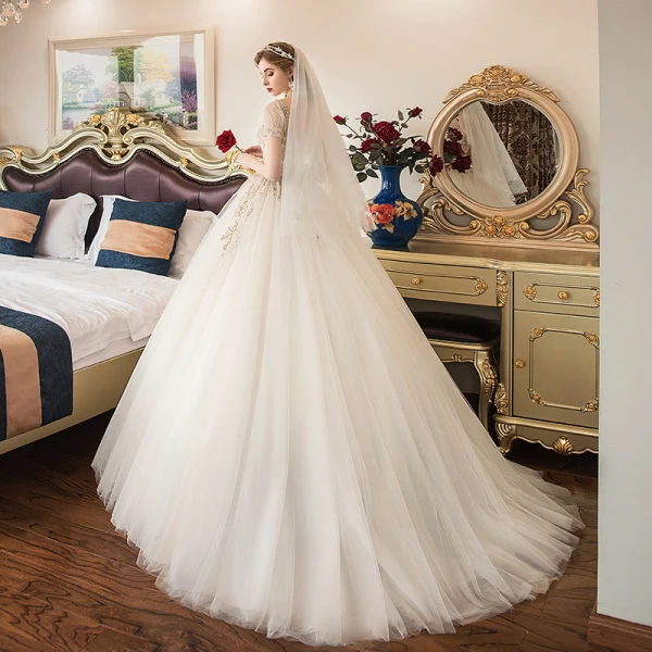 Élégant Champagne Robe De Mariée 2019 Robe Boule Encolure Carrée Perlage Paillettes En Dentelle Fleur Manches Courtes Dos Nu Train De Balayage