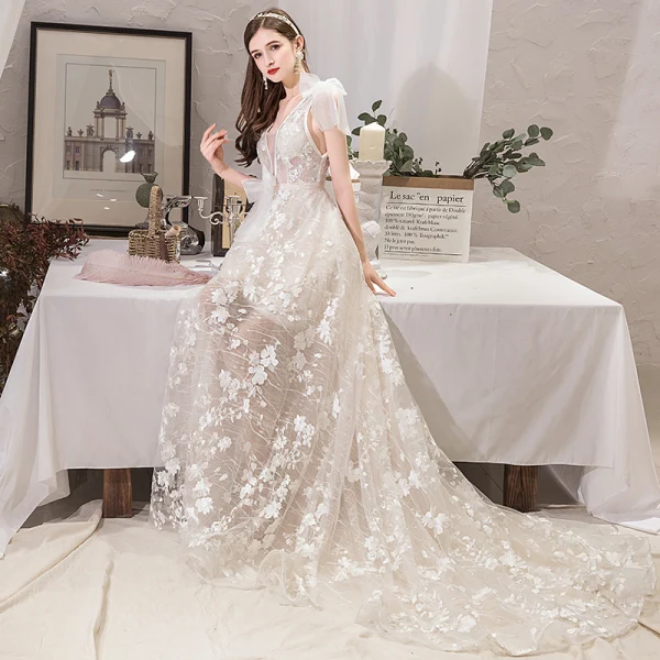 Schöne Ivory / Creme Strand Brautkleider / Hochzeitskleider 2019 A Linie V-Ausschnitt Schleife Spitze Blumen Ärmellos Rückenfreies Hof-Schleppe