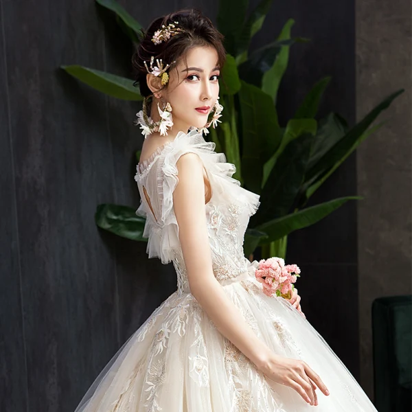Audrey Hepburn Style Champagne Wedding Dresses 2019 A-Line / Princess Ruffle Scoop Neck Beading Lace Flower Sleeveless Backless Floor-Length / Long