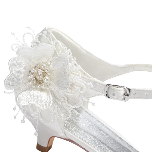 Elegante Ivory / Creme Perle Spitze Blumen Satin Brautschuhe 2021 3 cm Low Heel Stilettos Peeptoes Hochzeit Hochhackige