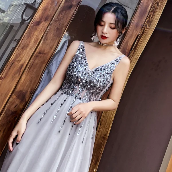 Charmant Gris Robe De Soirée 2019 Princesse V-Cou Perlage Paillettes Sans Manches Dos Nu Train De Balayage Robe De Ceremonie