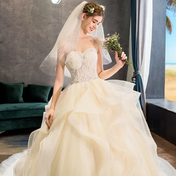 Luksus Champagne Brudekjoler 2019 Ballkjole Kjæreste Beading Paljetter Blonder Blomst Uten Ermer Ryggløse Gripende Ruffles Chapel Train