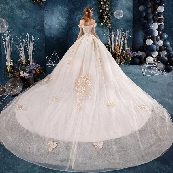 Stilig Champagne Bröllopsklänningar 2019 Prinsessa Av Axeln Beading Rhinestone Paljetter Spets Blomma Korta ärm Halterneck Royal Train