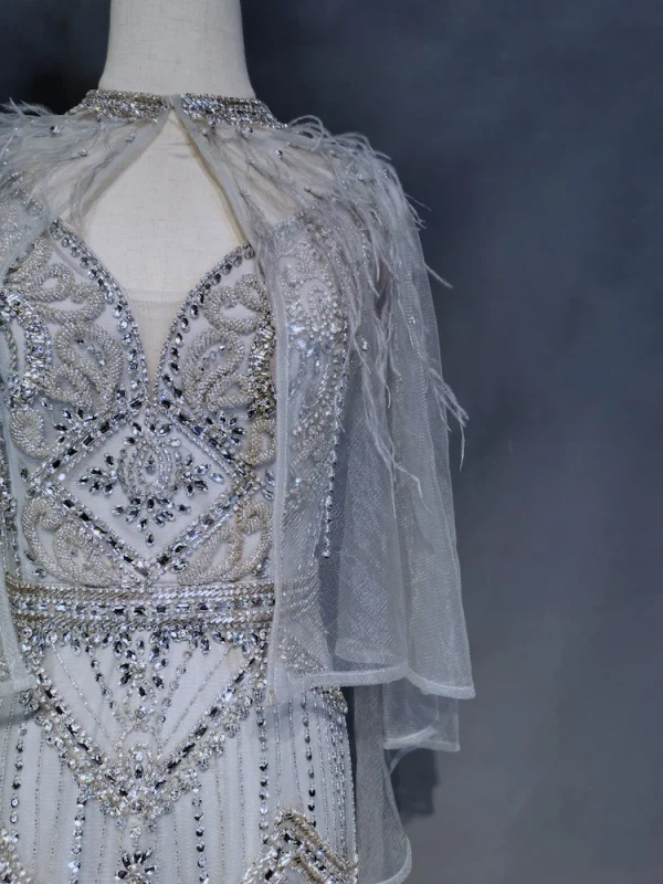 High End Silber Abendkleider 2019 Meerjungfrau V-Ausschnitt Handgefertigt Perlenstickerei Kristall Perle Strass Ärmellos Rückenfreies Sweep / Pinsel Zug Festliche Kleider