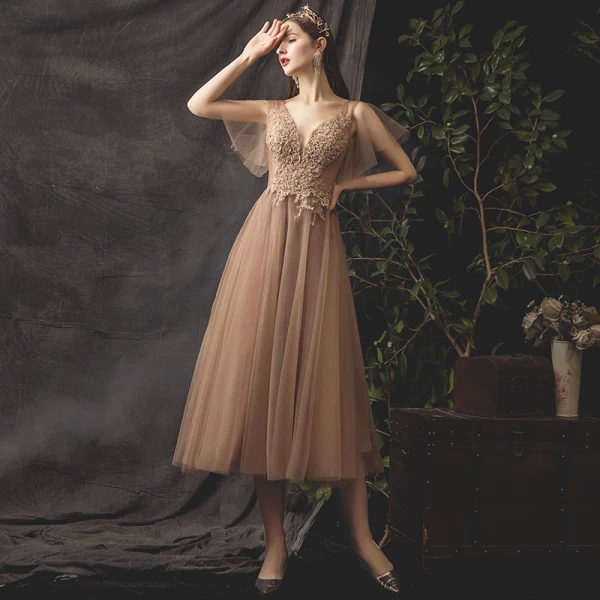 Chic / Belle Kaki de retour Robe De Graduation 2019 Princesse V-Cou Perlage Paillettes En Dentelle Fleur Manches Courtes Dos Nu Thé Longueur Robe De Ceremonie