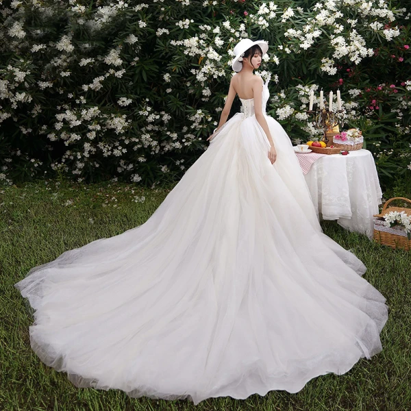 Charmig Champagne Bröllopsklänningar 2019 Prinsessa Axelbandslös Beading Pärla Ärmlös Halterneck Cathedral Train