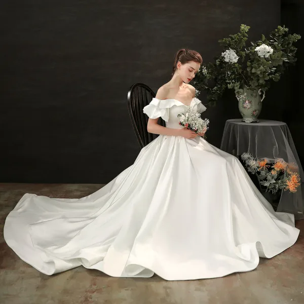 High End Ivory / Creme Satin Brautkleider / Hochzeitskleider 2021 A Linie Rüschen Off Shoulder Kurze Ärmel Rückenfreies Sweep / Pinsel Zug Hochzeit