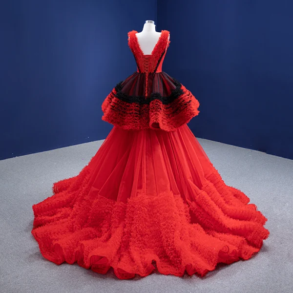 Inhabituel Rouge Volants en Cascade Robe De Mariée 2021 Robe Boule Volants V-Cou Sans Manches Dos Nu Chapel Train Mariage
