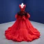 Inhabituel Rouge Volants en Cascade Robe De Mariée 2021 Robe Boule Volants V-Cou Sans Manches Dos Nu Chapel Train Mariage