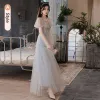 Hermoso Gris Perla Con Encaje Flor Vestidos De Damas De Honor 2021 A-Line / Princess Manga Corta Sin Espalda Largos La Dama De Honor Vestidos para bodas