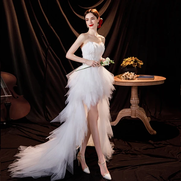 Sexy Weiß Feder Asymmetrisch Brautkleid Kurz 2021 A Linie Bandeau Strass Stoffgürtel Ärmellos Rückenfreies Brautkleider / Hochzeitskleider